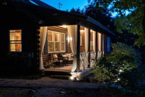 Φωτογραφία από το άλμπουμ του Look to the Mountains: Gunstock Acres Log Cabin σε Gilford