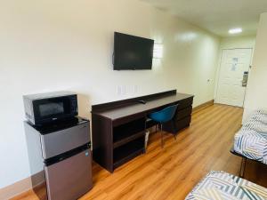 TV a/nebo společenská místnost v ubytování Motel 6-Duncanville, TX - Dallas