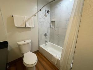 Koupelna v ubytování Motel 6-Duncanville, TX - Dallas