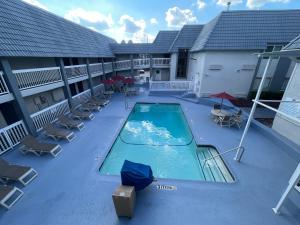Bazén v ubytování Motel 6-Duncanville, TX - Dallas nebo v jeho okolí