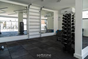 a fitness room with a rack of wine bottles at Studio perfeito em Poços de Caldas MG PGO310 in Poços de Caldas