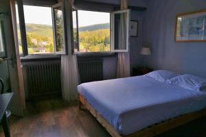 Postel nebo postele na pokoji v ubytování Hôtel Marchal