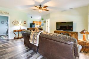 Televisyen dan/atau pusat hiburan di Pet-Friendly Cabin on 50 Acres in Palm City!