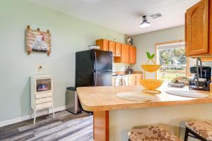 Dapur atau dapur kecil di Pet-Friendly Cabin on 50 Acres in Palm City!