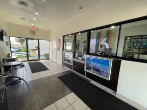TV a/nebo společenská místnost v ubytování Motel 6-Duncanville, TX - Dallas