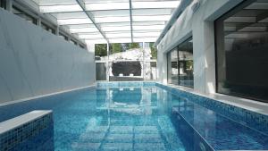 a swimming pool in a building with a glass ceiling at Комплекс Белите скали in Gaytaninovo