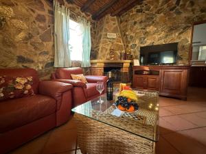 a living room with a couch and a table at Casa dos Avós in Estorninhos
