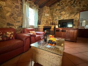 a living room with a couch and a table at Casa dos Avós in Estorninhos