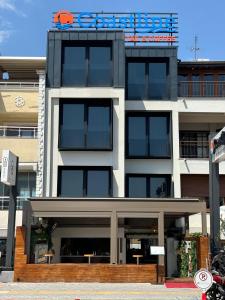 Un edificio alto con un cartel encima. en Coastline, en Antalya