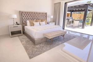 En eller flere senge i et værelse på 5 Bedroom Golf Villa 42 Diamante + 55 billeder