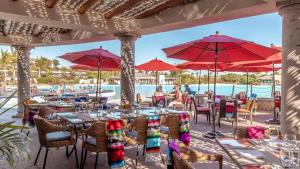 En restaurant eller et andet spisested på 5 Bedroom Golf Villa 42 Diamante