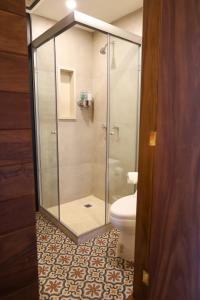 una ducha de cristal en un baño con inodoro en CASA SAUTO11 Mexican architecture and design suite, en Ciudad de México
