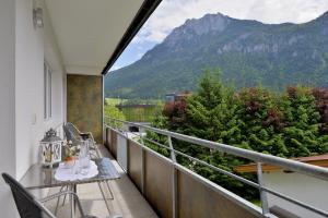 einen Balkon mit einem Tisch und Bergblick in der Unterkunft Pension Apartment Hödner in Ebbs