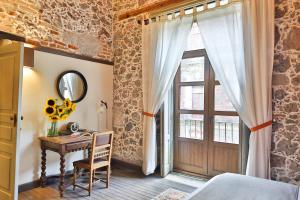 Un dormitorio con un escritorio y una ventana y una cama. en CASA SAUTO11 Mexican architecture and design suite, en Ciudad de México