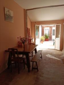 a dining room with a wooden table and chairs at Appartement sur la route touristique du champagne in Sézanne +16 photos