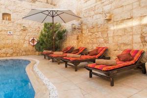 The swimming pool at or close to Id-Dwejra House of Character with private pool and Jaccuzi