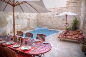 The swimming pool at or close to Id-Dwejra House of Character with private pool and Jaccuzi