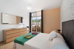 アデへにあるApartmento Palace Playa Paraisoのベッドとドレッサーと鏡のある寝室 +13枚の写真