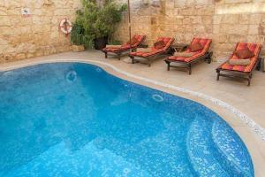 The swimming pool at or close to Id-Dwejra House of Character with private pool and Jaccuzi