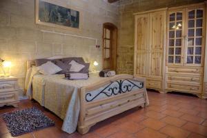 A bed or beds in a room at Id-Dwejra House of Character with private pool and Jaccuzi