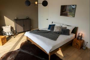 una camera da letto con un letto con una coperta sopra di Chalet pri lúke a Dolná Lehota