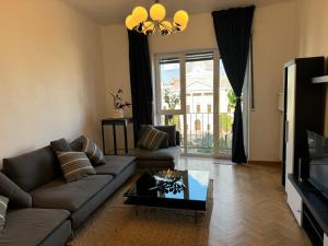ein Wohnzimmer mit Sofa und Fernseher in der Unterkunft Airy & Beautiful Downtown Apartment in Bukarest
