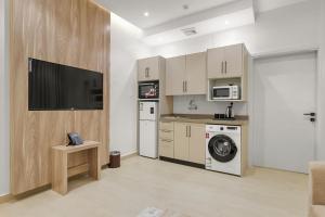 a kitchen with a washer and dryer in a room at New Karam Suites in Riyadh