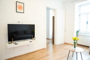 a living room with a black couch in a white wall at Casa Lina in Trieste