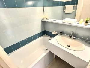 une salle de bains avec lavabo et baignoire dans l'établissement Résidence Les Jardins De Val - Appartement 2 pièces pour 4 personnes à Val d'Isère à 350m du centre du village et 450m des pistes MAE-2994, à Val dʼIsère 10 autres photos