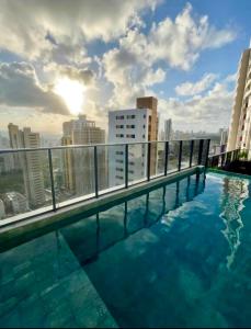 ein Schwimmbad auf dem Dach eines Gebäudes in der Unterkunft Apartamento moderno in João Pessoa