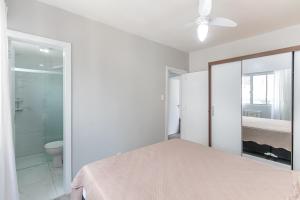 una camera bianca con letto e doccia di Apto Pe na Areia, direcao Ilha-Balneario Camboriu. a Balneário Camboriú Altre 30 foto