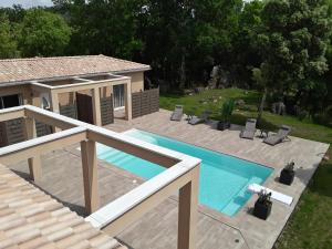 eine Draufsicht auf einen Swimmingpool in einem Hinterhof in der Unterkunft Domaine Chante-Cevennes in Frouzet