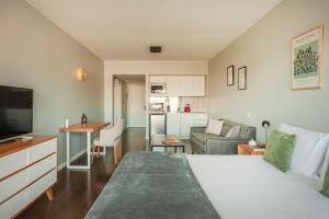 een slaapkamer met een bed en een woonkamer bij High End Cozy Apt at CENTRAL RECOLETA -Amazing View- powered by Argenhost 12H in Buenos Aires