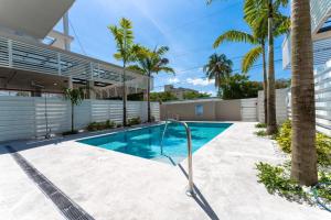 Πισίνα στο ή κοντά στο Lux 3BR City-View Retreat in Hollywood, 2nd Floor