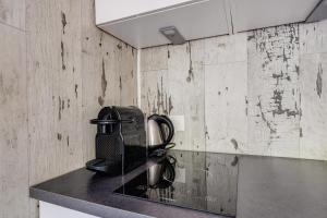 a black tea kettle on a counter in a kitchen at H15, Sauna- en Wellnesschalet geschikt voor 2 personen in Epe