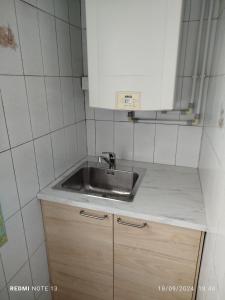 a kitchen with a sink and a mirror at Casa Lilly in Omegna +10 photos