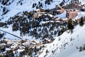 a town on a snowy mountain with a resort at Résidence Plandevin - 2 pièces 4 personnes à Arc 1600 MAE-8941 in Arc 1600