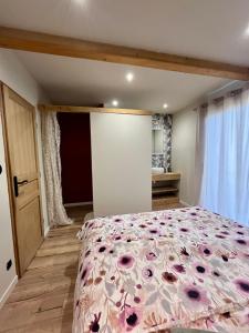 Katil atau katil-katil dalam bilik di Chambre privée chez particulier
