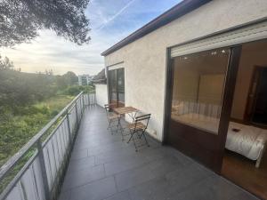 a balcony with a bed and a table and chairs at A&D Monteurzimmer Ferienwohnung in Bad Mergentheim