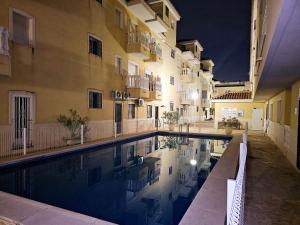 Bazén v ubytování Bonito apartamento con piscina nebo v jeho okolí