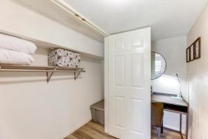Ένα ή περισσότερα κρεβάτια σε δωμάτιο στο Somerville Lake House - Walk to Water!