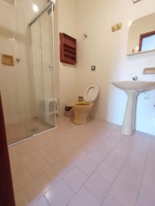 ein Badezimmer mit Toilette, Waschbecken und Dusche in der Unterkunft Kit ótima localização - Águas de Lindoia in Águas de Lindóia