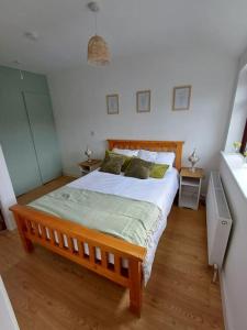 Postel nebo postele na pokoji v ubytování Home in Dungarvan + 8 fotografií