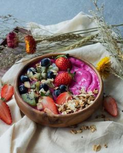 un bol de ensalada de frutas con fresas y arándanos en Black Sand Hotel Boutique, en Zapotal