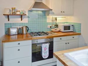 A kitchen or kitchenette at The Old Tavern 