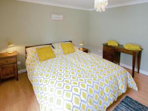 A bed or beds in a room at The Old Tavern 