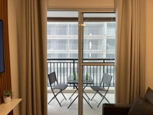 Una habitación con balcón con mesa y sillas. en Belíssimo Studio Nex one, próx metrô Vila Mariana, en São Paulo