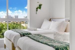 Ένα ή περισσότερα κρεβάτια σε δωμάτιο στο Lux 3BR City-View Retreat in Hollywood, 2nd Floor +39 φωτογραφίες