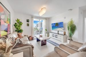 Μια τηλεόραση ή/και κέντρο ψυχαγωγίας στο Lux 3BR City-View Retreat in Hollywood, 2nd Floor