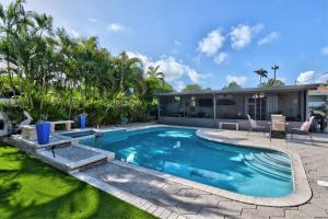Kolam renang di atau dekat dengan Mermaids Cove Heated Pool Jacuzzi Firepit Beach Access